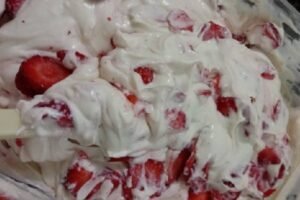 Creme Suiço com Morango Uma Sobremesa Sofisticada e Deliciosa